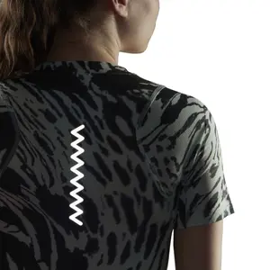 Maglietta da corsa veloce da donna con stampa all-over adidas image-6