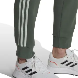 Pantalón de chándal ajustado adidas Essentials image-4