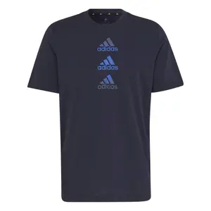Camiseta con triple logotipo de adidas diseñada para moverse image-1