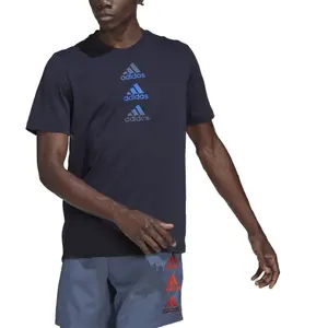 Camiseta con triple logotipo de adidas diseñada para moverse image-3