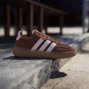 Γυναικεία αθλητικά παπούτσια adidas Barreda Decode image-1
