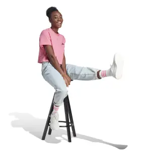 Camiseta crop bordada de mujer adidas Varsity Scribble image-4