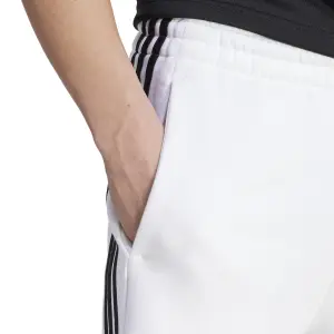 Pantalones cortos de vellón adidas Essentials 3-Stripes image-5