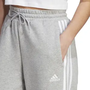 Pantalones de chándal con dobladillo abierto para mujer adidas Essentials 3-Stripes image-4