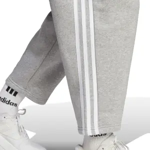Pantalones de chándal con dobladillo abierto para mujer adidas Essentials 3-Stripes image-5