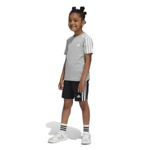 Conjunto de camiseta y pantalón corto infantil adidas Essentials 3-Stripes image-4