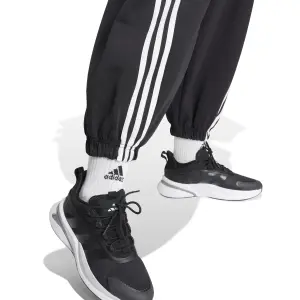 Pantaloni da jogging donna adidas Future Icons 3-Stripes image-5