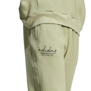 Pantalón de chándal adidas Brand Love French Terry image-4