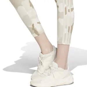 Leggings 7/8 estampados de mujer adidas Essentials 3-Stripes image-2