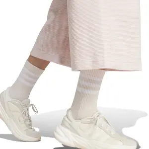 Pantaloni jogging 7/8 a coste svasati donna adidas All Szn image-5