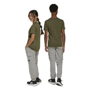 Pantalón de chándal con bolsillo cargo para niño adidas Essentials image-4