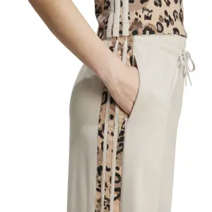Damskie spodnie dresowe adidas Animal Print 3-Stripes image-4