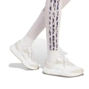 Leggings estampados de leopardo para mulher adidas Essentials 3-Stripes image-5