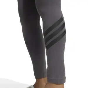 Leggings para mulher adidas Icons Three Stripes image-5
