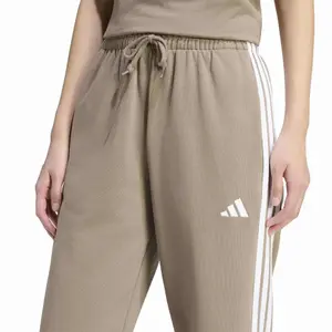 Calças de fato de treino com bainha aberta para mulher adidas Essentials 3-Stripes image-4