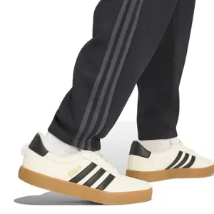 Pantalon de jogging tapered adidas Essentials 3-Stripes Fleece Cuffed image-5