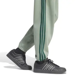 Pantalon de jogging tapered adidas Essentials 3-Stripes Fleece Cuffed image-5