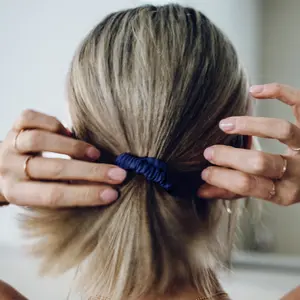 Ansiktsmask och scrunchie i siden för kvinnor Ailoria Allure & Doux image-4