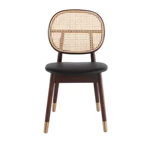 Chaise en rotin et pieds en bois Angel Cerdà
