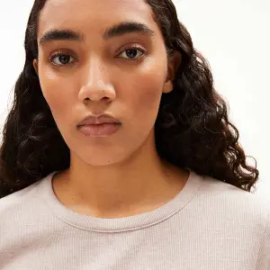 T-shirt côtelé femme ARMEDANGELS Genevraa image-5