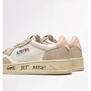 Sneakers für Frauen Autry 01 write crack low WC12 image-3