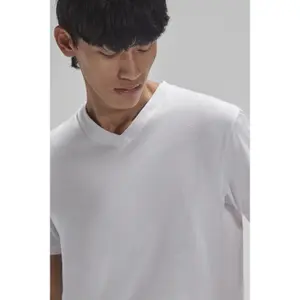 V-neck T-shirt B&C 150 image-3