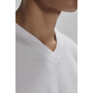 V-neck T-shirt B&C 150 image-4