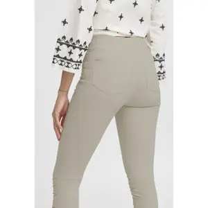 Pantalón b.young Keira Dixi Capri image-4