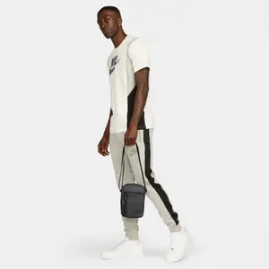Shoulder bag Nike Tech image-5
