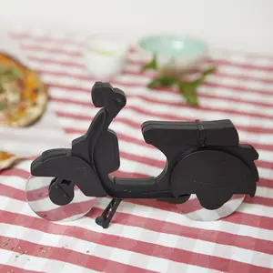 Rotella per pizza in acciaio inox Balvi Scooter image-2
