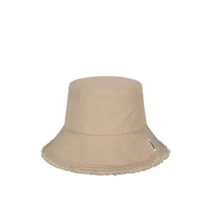 Woman hat Barts Huahina