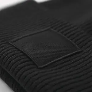 Gorro com dobra larga e patch tom sobre tom Beechfield image-1