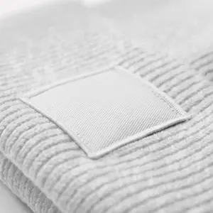 Gorro com dobra larga e patch tom sobre tom Beechfield image-1