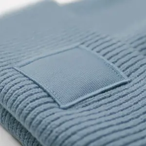 Gorro com dobra larga e patch tom sobre tom Beechfield image-1