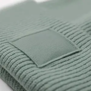 Gorro com dobra larga e patch tom sobre tom Beechfield image-2