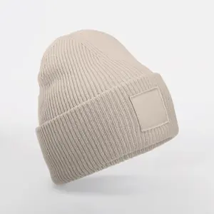 Gorro com dobra larga e patch tom sobre tom Beechfield image-0