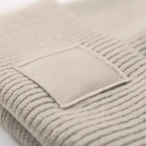 Gorro com dobra larga e patch tom sobre tom Beechfield image-1