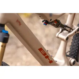 Elektrisches Mountainbike BH Bikes IRace Carbon 7.7 image-2