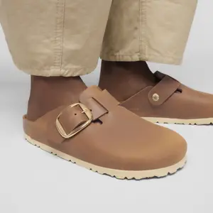 Nubuck leren klompen met een grote gesp Birkenstock Boston image-5