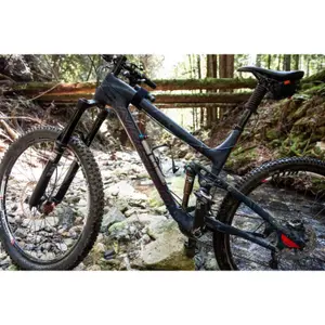 7099827-carbon-flaschenhalter-blackburn-clutch-schwarz-tu