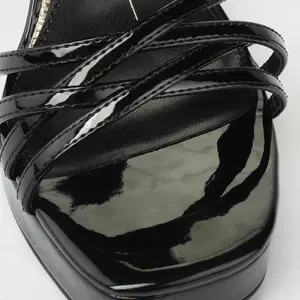 Sandalias de tacón veganas de charol para mujer Buffalo Alice Cross image-3