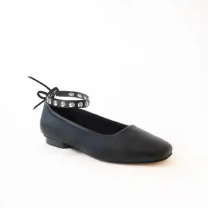 Ballerinas com bracelete no tornozelo com tachas prateadas mulher Camia image-1