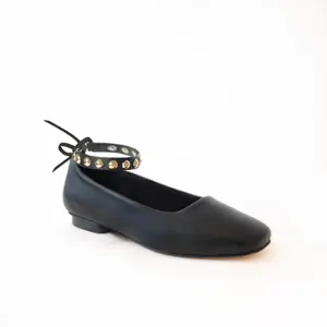 Ballerinas com bracelete de tornozelo com tachas douradas mulher Camia image-1
