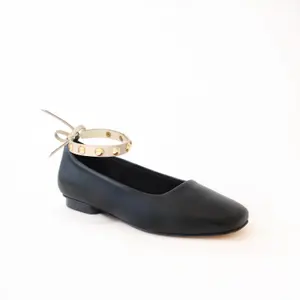Ballerinas com tira no tornozelo creme com tachas douradas mulher Camia image-1