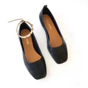 Ballerinas com tira no tornozelo creme com tachas douradas mulher Camia image-2