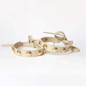 Ballerinas com tira no tornozelo creme com tachas douradas mulher Camia image-3