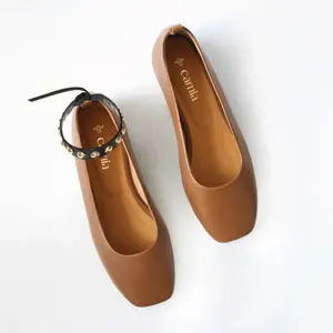 Ballerinas com bracelete de tornozelo com tachas douradas mulher Camia image-3