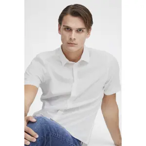 Camisa em tecido de linho Casual Friday Aksel image-6