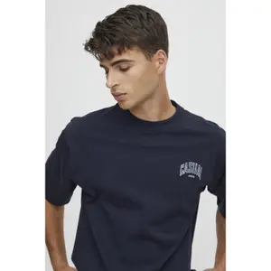 T-shirt bordada Casual Friday Tue image-5