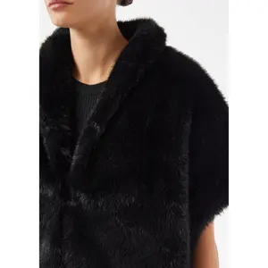 Weste ohne Ärmel weit in Fake-Langhaar für Damen COMMA image-3